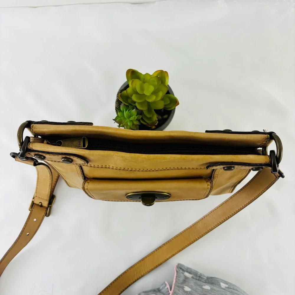 Fossil Tan Leather‎ Crossbody Bag Brass Hardware Turn Lock Key Charm Vtg. Style